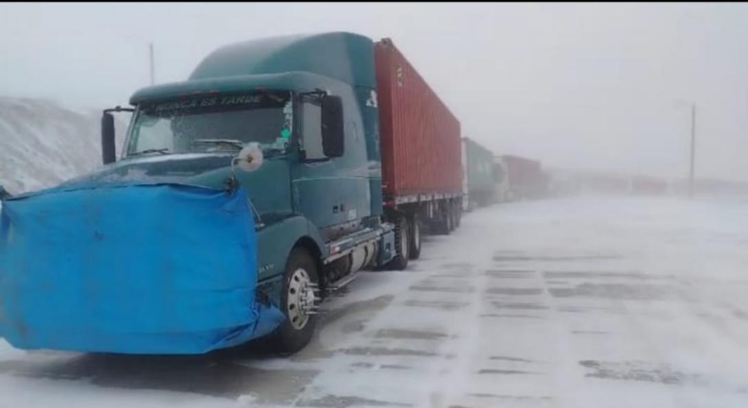Cierran el paso fronterizo Chungará-Tambo Quemado por nevada: se afecta una de las principales rutas de exportación boliviana